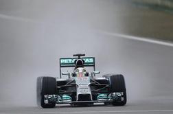 Hamilton tudi na Kitajskem s prvega mesta, drugi Ricciardo