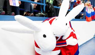 Kdo sta zajca, ki ob hokejistih kradeta pozornost? (foto)
