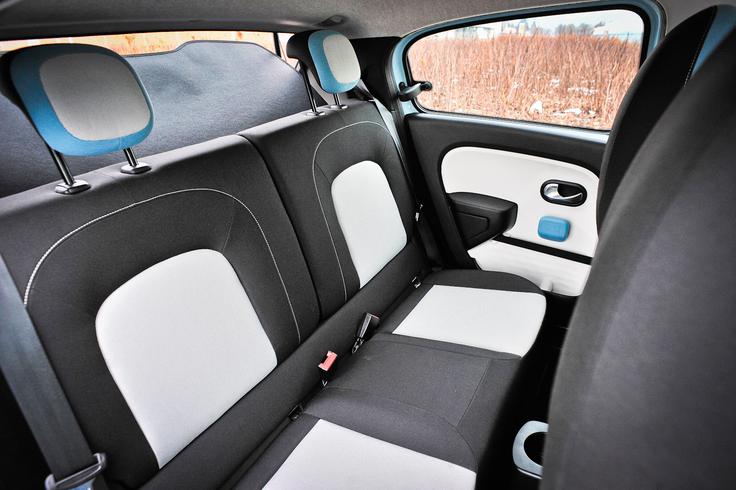 Škoda pa je, da tudi twingo nima smartovega enoprostorskega trika s skoraj povsem pravokotnim 3-stopenjskim odpiranjem zadnjih bočnih vrat in sedežnim sistemom zadnje klopi "readyspace". Ta sedalni del zadnjih sedežev se z eno potezo obrne in nastane uporabna ravna ploščad za prevoz ožjih in dobrega metra dolgih predmetov. Velja pa pri twingu pohvalti odlično dostopne priključke isofix. | Foto: Ciril Komotar