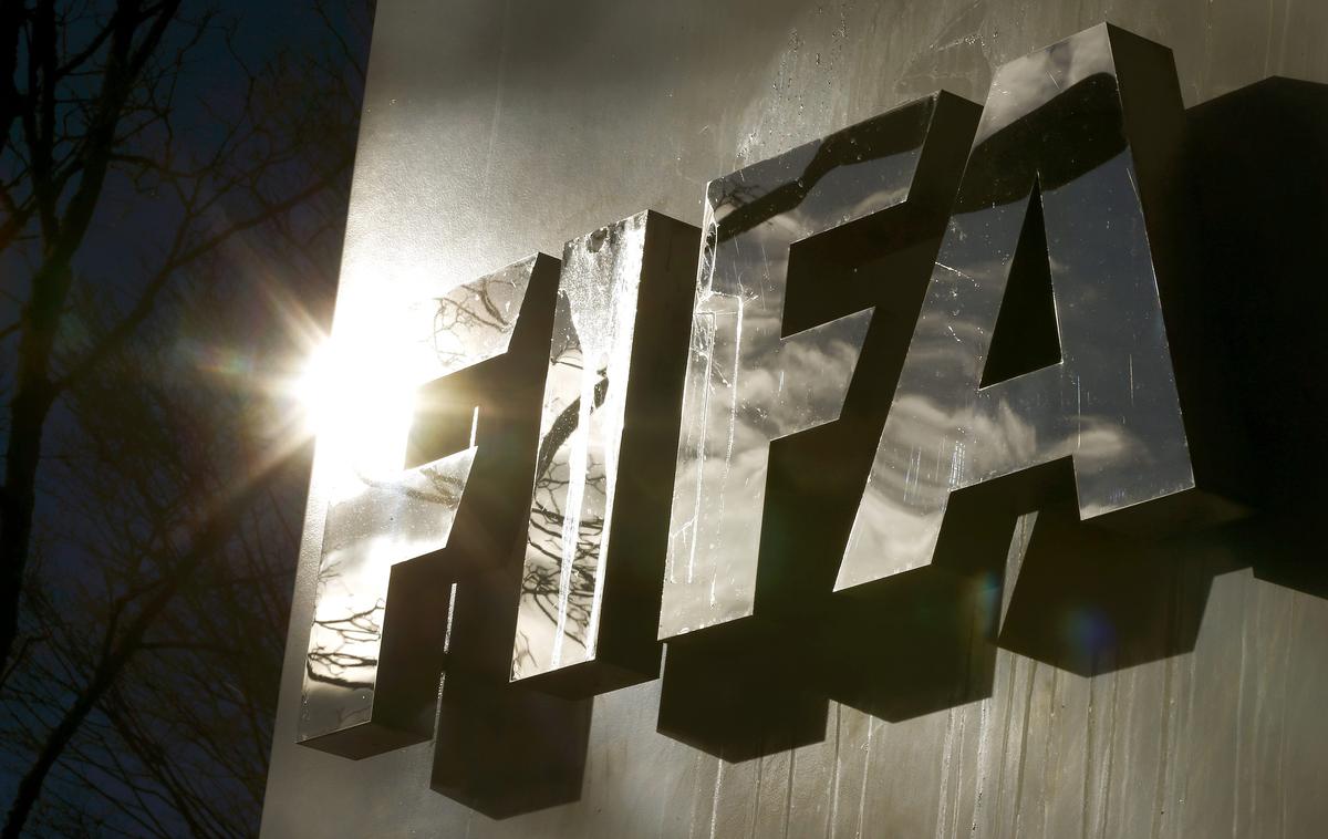 FIFA logo | Fifa je izrekla denarno kazen Manchester Cityju zaradi kršenja pravil o podpisovanju pogodb z mladoletnimi igralci. | Foto Reuters