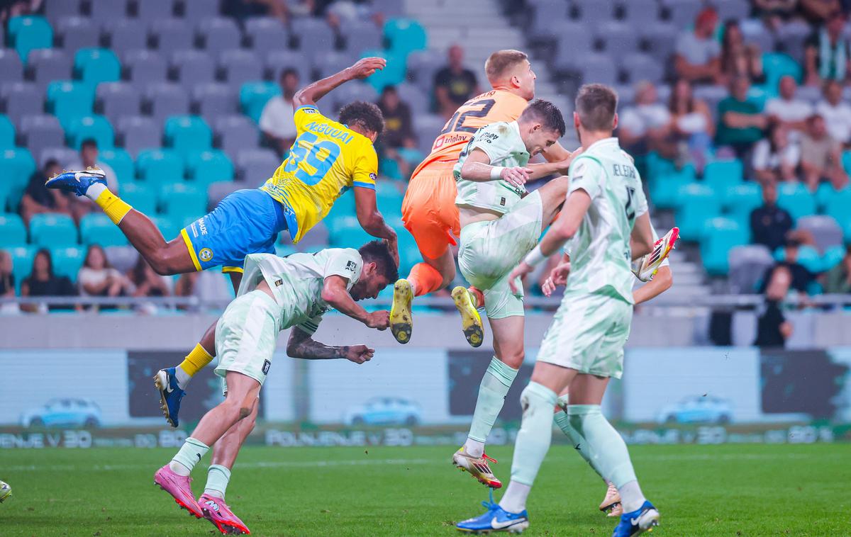 Agustin Doffo NK Olimpija FC Koper | Matevž Dajčar in Isaac Matondo sta v skoku Augustina Doffa "sploščila" med sabo, kot bi bil v sendviču. | Foto Aleš Fevžer