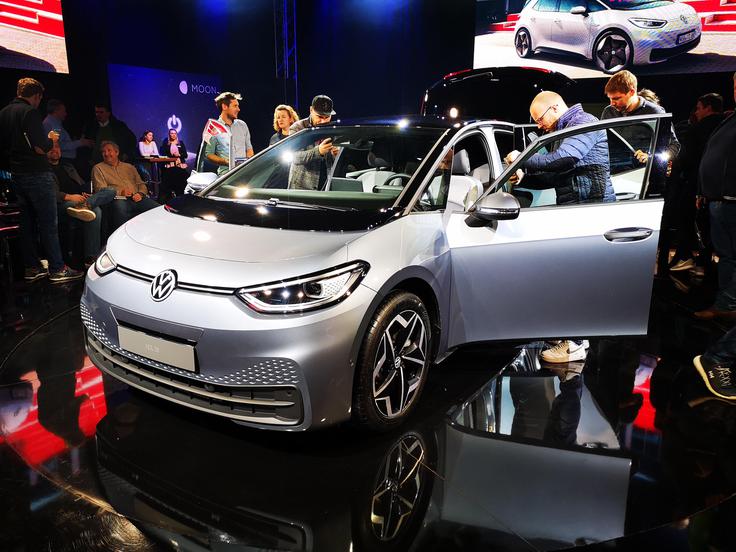 Do konca leta želijo pri Volkswagnu kupcem dostaviti med 60 in 70 tisoč modelov ID.3 in to kljub začetnim težavam s programsko opremo. | Foto: Gregor Pavšič