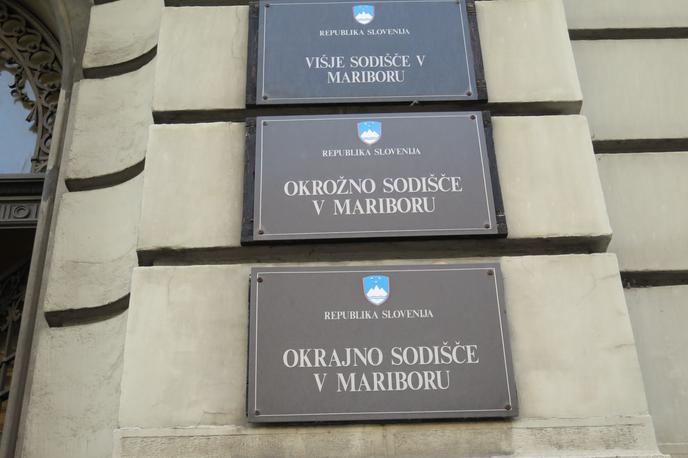maribor sodišče okrožno | Okrožno sodišče v Mariboru je trem javnim uslužbenkam za iste naloge poleg povečanega obsega dela plačalo tudi 462 evrov za nadurno delo, štirim javnim uslužbenkam pa je izplačalo prenizek dodatek za delovno dobo v skupnem znesku 213 evrov. | Foto STA