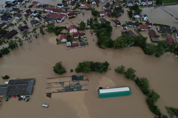 Poplave | Državo so zajele najhujše poplave v zgodovini samostojne Slovenije. Da bo škoda rekordna, je že v petek napovedal predsednik vlade Robert Golob, ki obljublja, da bo vlada pomagala tako občinam kot ljudem.  | Foto Meteoinfo / Facebook