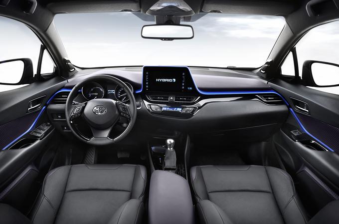 Položaj za volanom je všečen in dovolj nizek, nad minimalistično sredinsko konzolo se bohoti osempalčni zaslon na dotik.  | Foto: Toyota