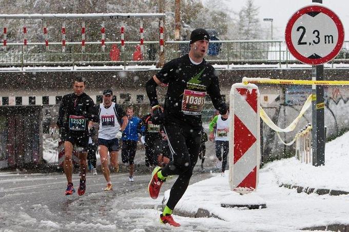 Leta 2012 so tekači tekli v precej zimskih razmerah. | Foto: Sportida