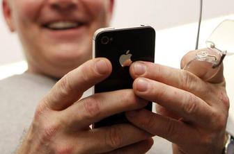 iPhone 4(S) bo večina lastnikov zamenjala z naslednikom