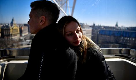 Rusko-ukrajinski par, ki se šele po begu iz Kijeva zares spoznava