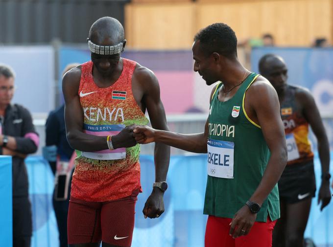 Atletski legendi Eliud Kipchoge in Kenenisa Bekele, prvi je odstopil, drugi zaostal šest minut in zasedel 39. mesto. | Foto: Reuters