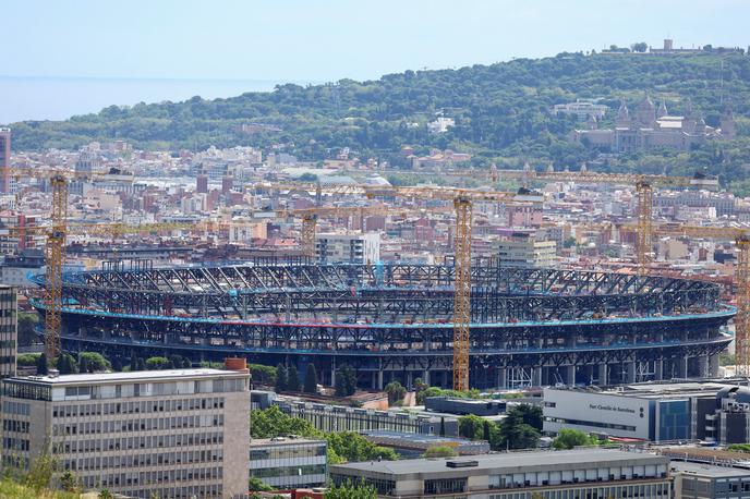 Camp Nou | Camp Nou je v teh dneh še živahno gradbišče, obnovitvena dela pa zamujajo. | Foto Reuters