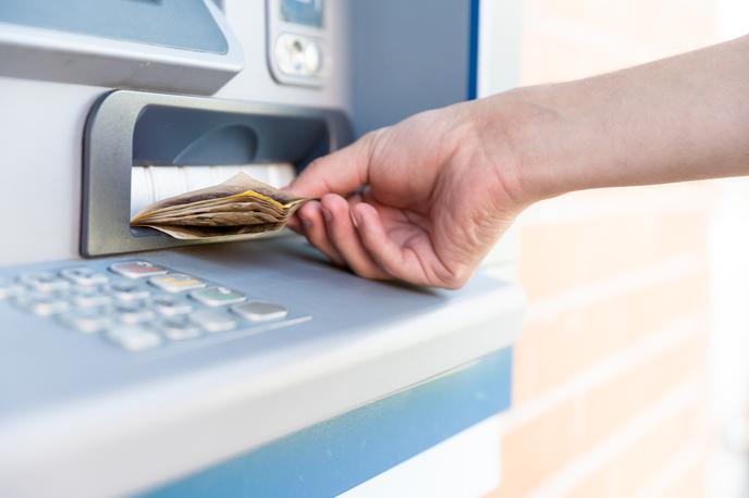 bankomat | Dvig bodo hrvaške banke zaračunale različno, najbolje je poiskati Erste, ki dostopnine sploh ne zaračunava.  | Foto Getty Images