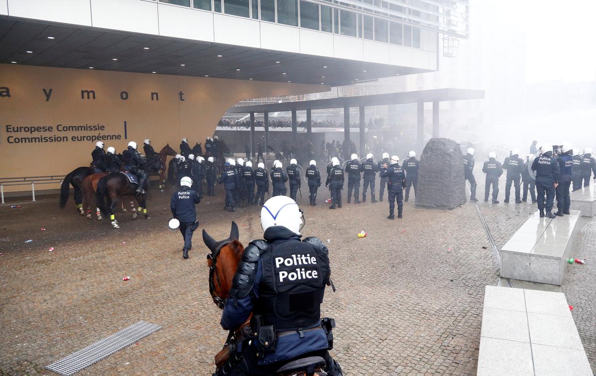 Sprva mirni protest desničarskih skupin v Bruslju se je sprevrgel v nasilje | Foto Reuters
