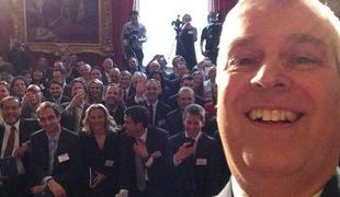Princ Andrew posnel prvi kraljevi selfie