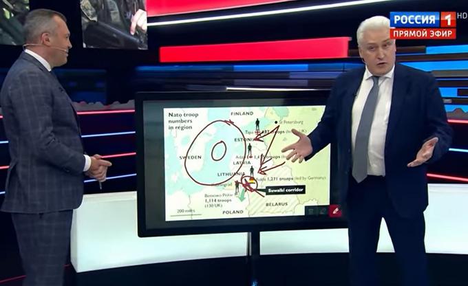 Tako so na drugem najbolj gledanem televizijskem kanalu v Rusiji, Rusija 1. decembra 2021, torej približno dva meseca pred napadom na Ukrajino, milijonom ruskih gledalcev predstavljali potencialen scenarij za rusko invazijo baltskih držav. | Foto: posnetek zaslona