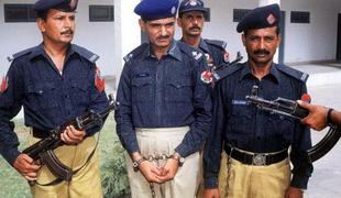 Pakistanski policisti prisilili par, da je po mestu hodil brez oblačil