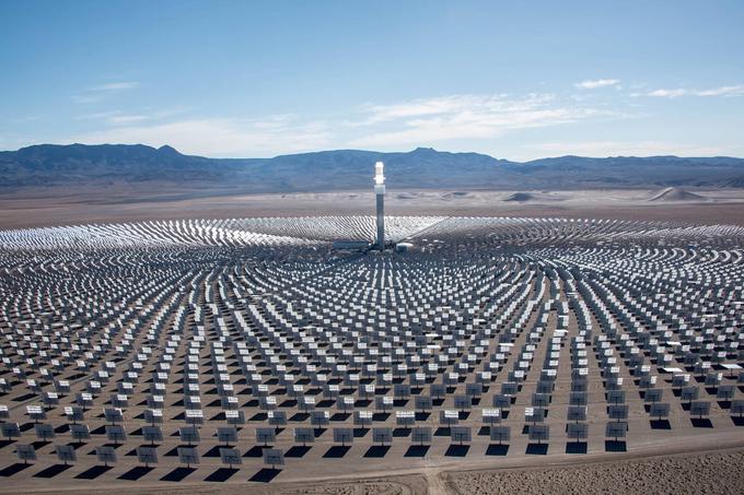 Gradnja elektrarne Crescent Dunes je stala skoraj okroglo milijardo ameriških dolarjev. Ob vladnem denarju sta v solarni stolp blizu 200 milijonov dolarjev vložili še podjetji SolarReserve, ki je tudi prevzelo nadzor nad projektom gradnje elektrarne, in pa ameriško energetsko podjetje NV Energy, ki bi bilo 25 let po začetku delovanje elektrarne Crescent Dunes tudi edini kupec njene elektrike. | Foto: SolarReserve