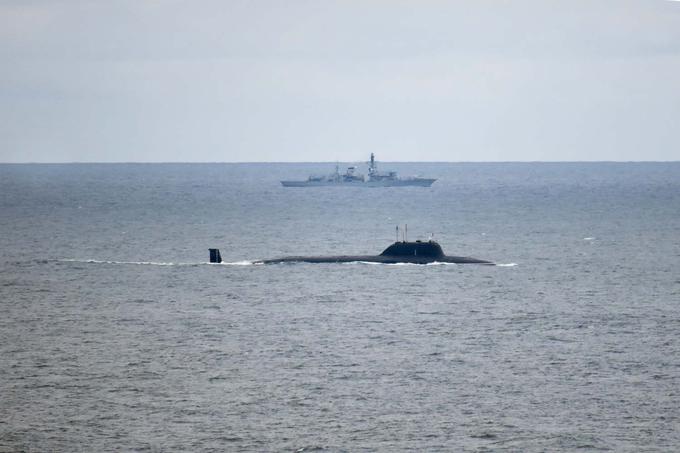 Britanski uničevalec podmornic HMS Portland in ruska podmornica | Foto: Britansko obrambno ministrstvo