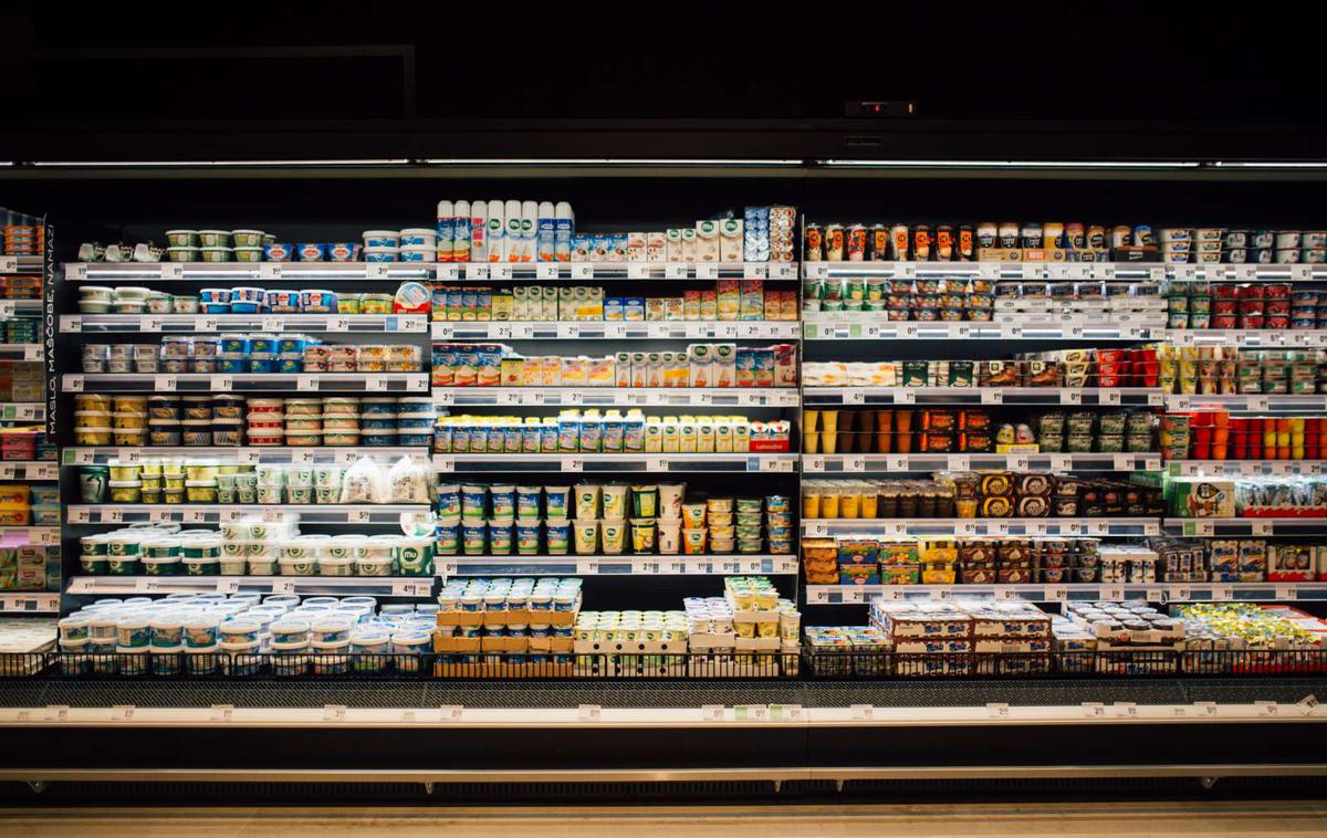 trgovina, izdelki, police | Rast cen hrane je bila v Sloveniji lani 19,2-odstotna in je nekoliko presegla povprečje v evrskem območju. Višje so bile predvsem cene sadja, mesa ter olj in maščob. | Foto STA