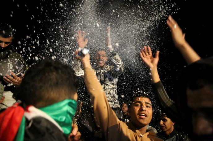 Veselje Palestincev ob doseženem dogovoru o prekinitvi ognja v Gazi. | Izraelski uradniki menijo, da bi bil lahko sporazum podpisan že nocoj ali morda v četrtek. 