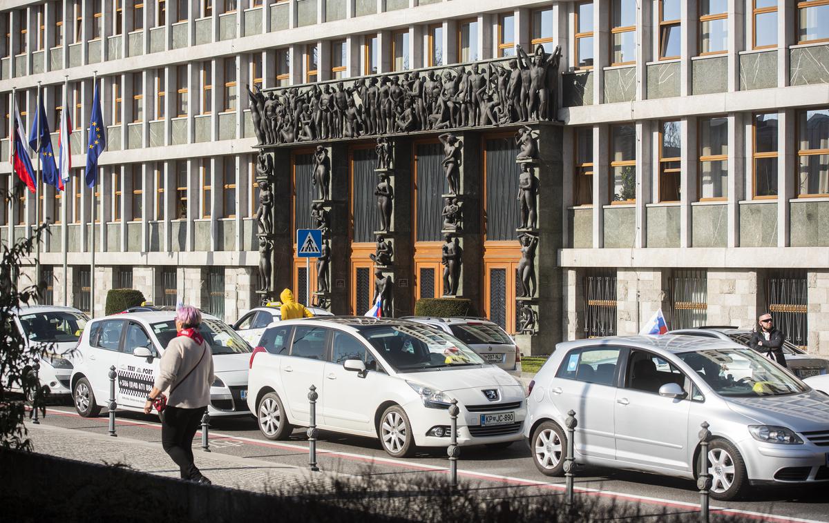 Protest taksistov | Policija je 57 taksistom zaradi protesta pred državnim zborom izrekla za skoraj 23 tisoč evrov kazni. | Foto STA