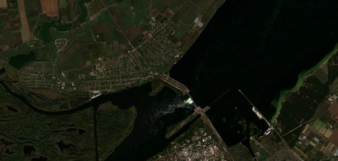 Satelitski posnetek po uničenju jezu Nova Kahovka.  | Foto: Reuters