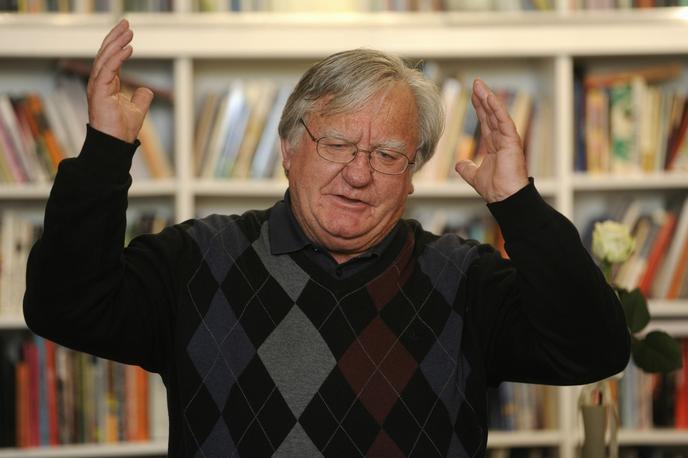 Tone Partljič | Tone Partljič je ocenil, da je bila, glede na vsebino plakatov, "puščica izstreljena z ene od desnih strani". V odzivu, ki ga je objavil časnik Večer, je med drugim zapisal, da se je že davno izločil iz političnih volilnih spopadov, s katerimi njegovo literarno delovanje noče imeti nič. | Foto STA