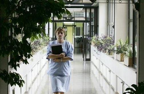 Srednjim sestram, ki opravljajo delo diplomiranih, zagotovljen trajni 20-odstotni dodatek