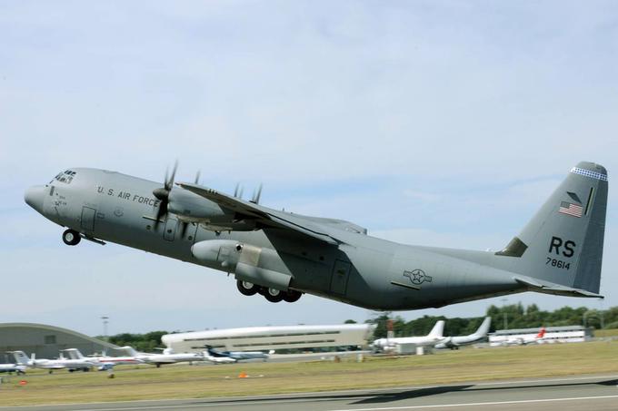 Glavno letalo, ki ga za prevoz vojakov, tudi marincev, uporablja ameriška vojska, je Lockheed Martin C-130J Super Hercules s 40-metrskim premerom kril.  | Foto: Reuters