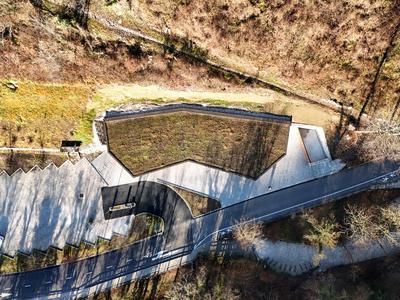 Vstopna točka v Tolminska korita: objekt, ki je vmesnik med človekom in naravo