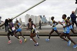 Kenijec Kipsang 2;04:57 v Frankfurtu