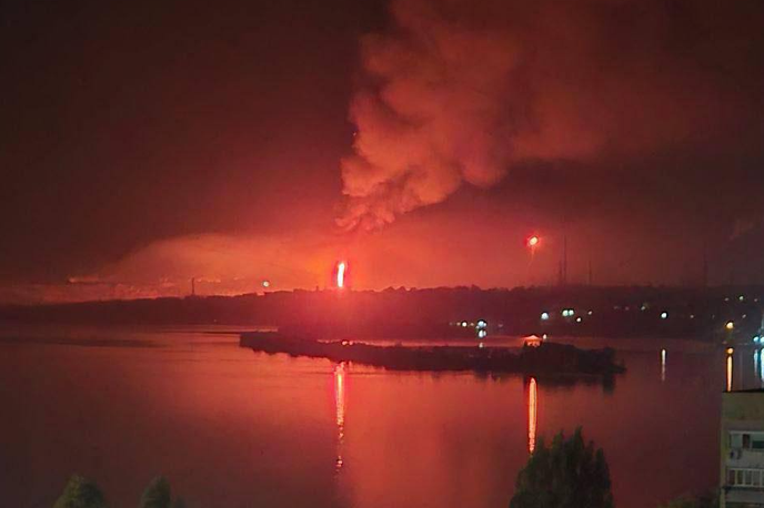 Saratov | Požar po nedavnem ukrajinskem napadu na rusko naftno rafinerijo Saratov.  | Foto Posnetek  zaslona