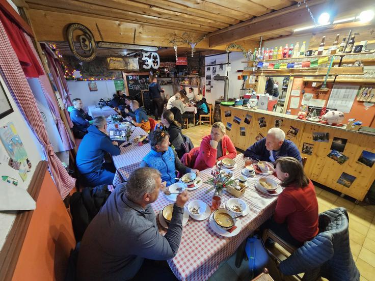 Ob koncih tedna na malico vabi dom pod Storžičem. | Foto: Manca Ogrin/PZS