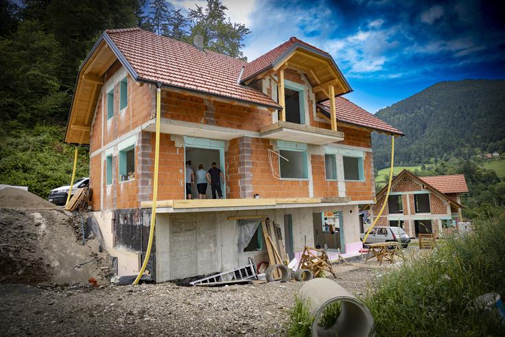 Nova hiša dobiva končno podobo. Ko smo jih obiskali, so delavci polagali talno ogrevanje.  | Foto: Ana Kovač