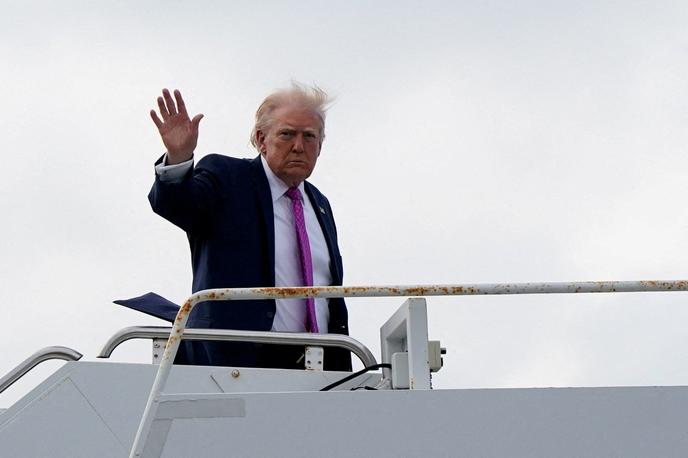 Donald Trump, letališče Palm Beach, Florida | V Trumpovem drugem predsedniškem mandatu je bilo po njem poimenovanih že več ustanov in krajev. | Foto Reuters