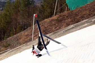 Dramatičen padec Italijana, ki je zasenčil krstni nastop Katre Komar #video