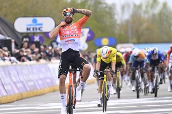Boleč poraz van Aerta na belgijski klasiki, Ganna do zmage v zadnjih metrih #video