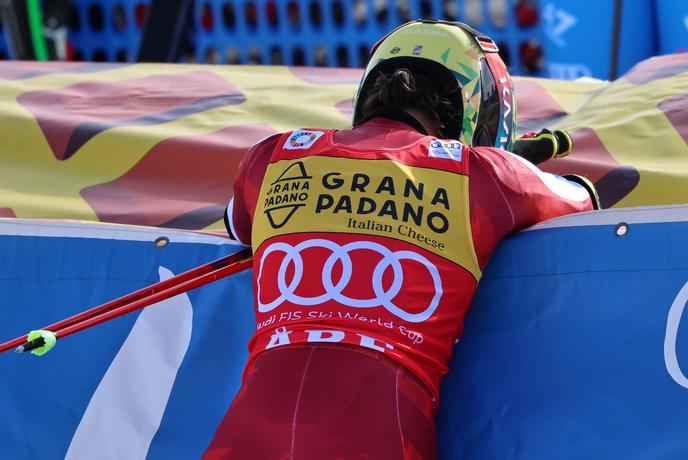 Camille Rast odstopila, zmaga in mali kristal Julii Scheib