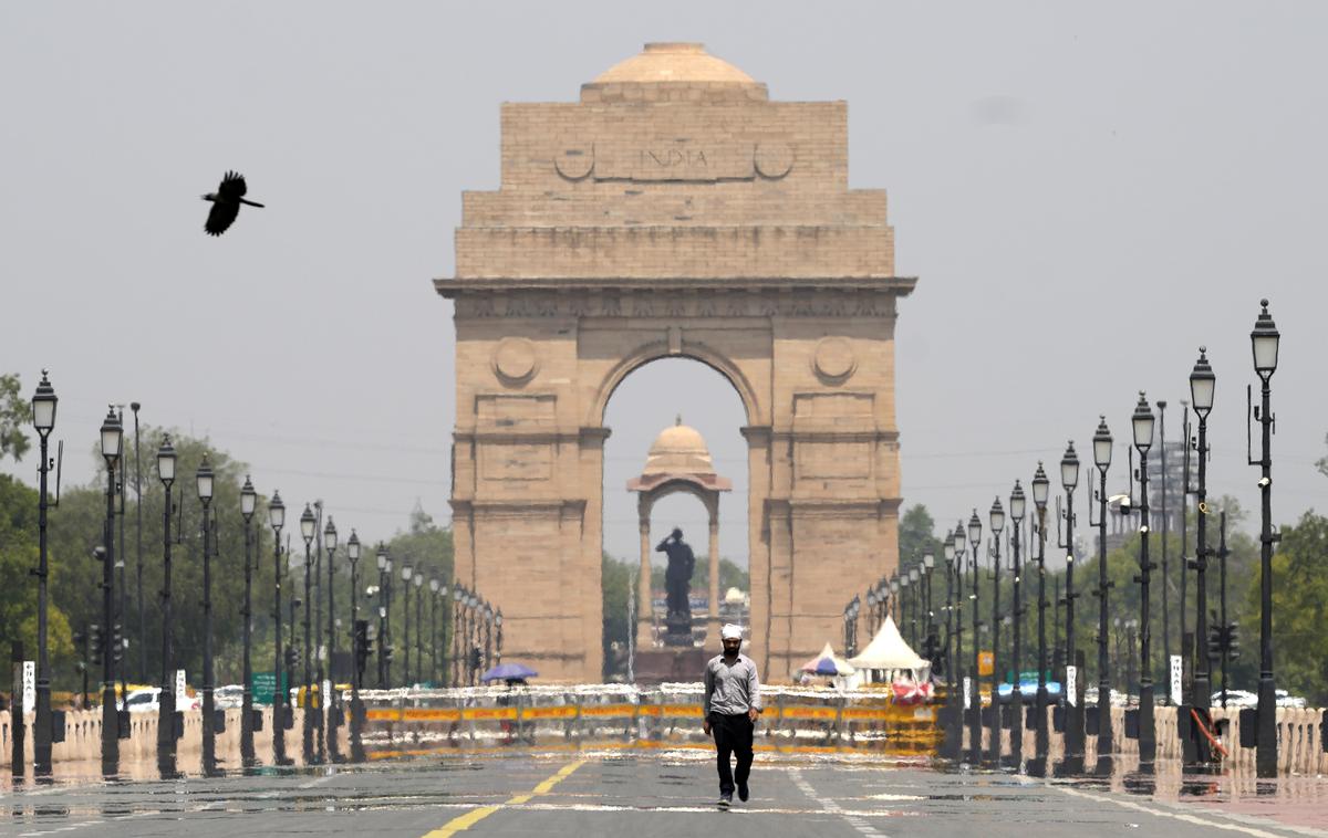 New Delhi, Indija | Vremenoslovci so medtem za danes v prestolnici razglasili rdeče opozorilo zaradi vročine, oblasti pa so tudi opozorile na pomanjkanje vode. Ponekod so že prekinili oskrbo z vodo ali so jo omejili. | Foto Guliverimage