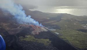 Islandski vulkan bruha lavo in dim #video