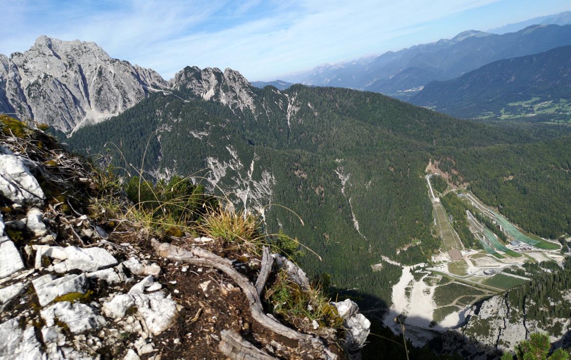 Ciprnik | S Ciprnika se nam odpre lep pogled proti planiškim skakalnicam. | Foto Matej Podgoršek