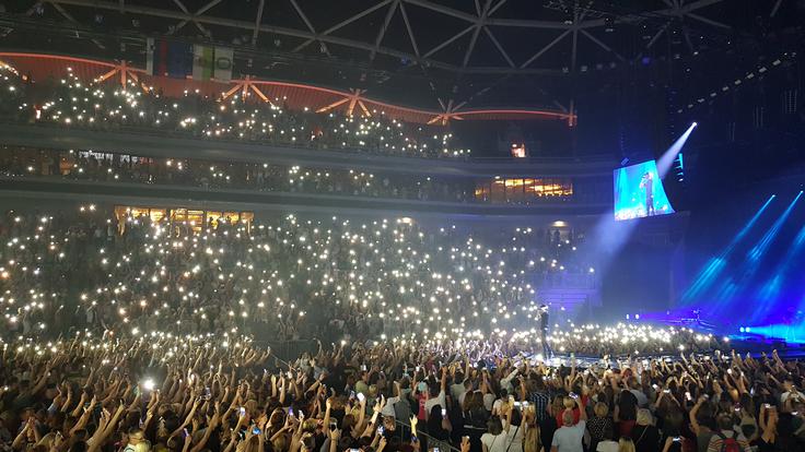 enrique iglesias Ko je publika prižgala luči na telefonih, je Enrique Iglesias odpel svojo najbolj znano balado Hero. | Foto: Metka Prezelj