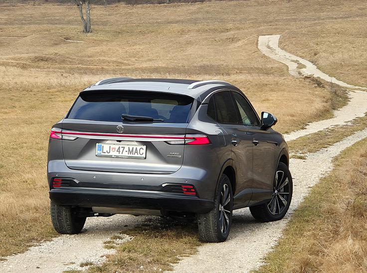 Zadnji luči sta z drugo generacijo povezani z rdečo osvetlitvijo, hibridna+ različica skriva izpušno cev, terensko zaščitne plošče pa nima. Na kolovozu, kakršen je na fotografiji, podvozje ne udriha po tleh. | Foto: Aleš Črnivec