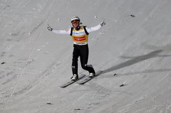 Domen Prevc z izjemnim finalnim skokom deklasiral konkurenco