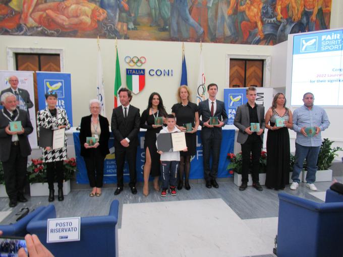 Najstnik Aleks Švelc (tretji z desne) je prejel nagrado Fair Play Flame Award za športnice in športnike do 18 let, ki jo podeljuje Evropsko ferplej gibanje. | Foto: Facebook Comitato Nazionale Sammarinese Fair Play