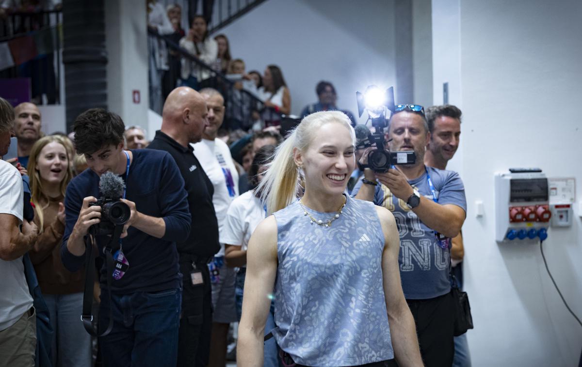 Janja Garnbret Plezalni center Slovenska Bistrica | Janja Garnbret je okoli 2. ure zjutraj zaključila s prvim delom dobrodelnega plezalnega maratona, s katerim zbira sredstva za projekt Botrstvo v športu oz. za mlade športne talente iz socialno ogroženih družin.  | Foto Ana Kovač