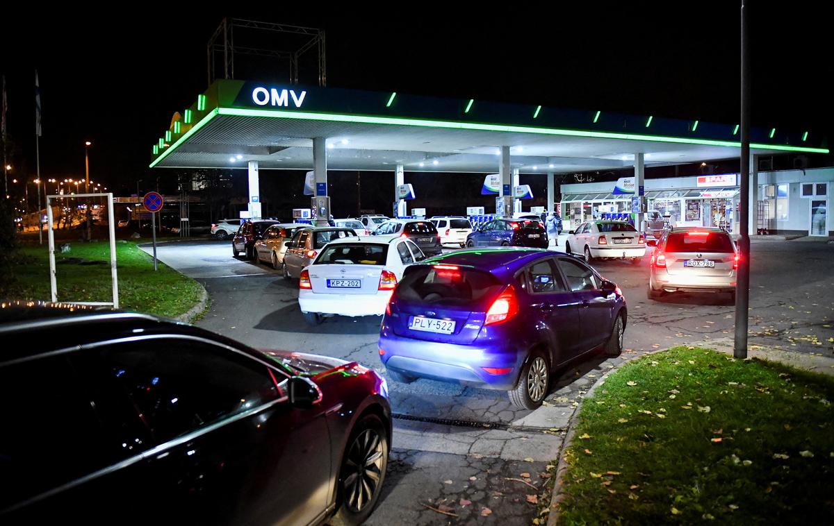 Bencinski servis Mol na Madžarskem | Modelske cene se izračunavajo na podlagi 14-dnevnih povprečij cen mineralnih naftnih derivatov. Za naftne derivate se štejejo 95-oktanski neosvinčeni motorni bencin, dizelsko gorivo brez dodatkov in kurilno olje. | Foto Reuters