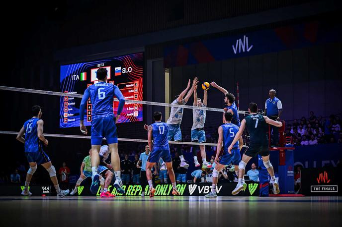 slovenska odbojkarska reprezentanca : Italija, polfinale lige narodov | Slovenski odbojkarji so v polfinalu lige narodov z 1:3 izgubili proti favoriziranim Italijanom. V nedeljo bodo igrali za tretje mesto. | Foto VolleyballWorld