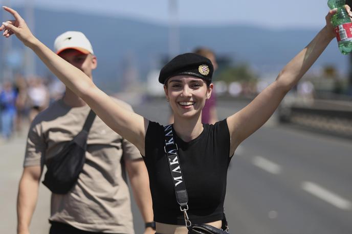 Obiskovalka Thompsonovega koncerta | V Srbiji in na Hrvaškem sta se to poletje zgodila dva množična shoda, ki sta za nekatere zlovešča napoved za prihodnost: vidovdanski študentski protesti 28. junija v Beogradu in Thompsonov koncert v Zagrebu 5. julija. Je to zadnje poletje miru za Balkan? Na fotografiji: obiskovalci Thompsonovega koncerta. | Foto Guliverimage