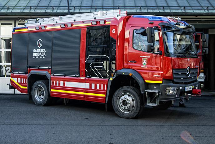 V Trnovem zgorel avto pod nadstreškom, razneslo tudi plinsko jeklenko