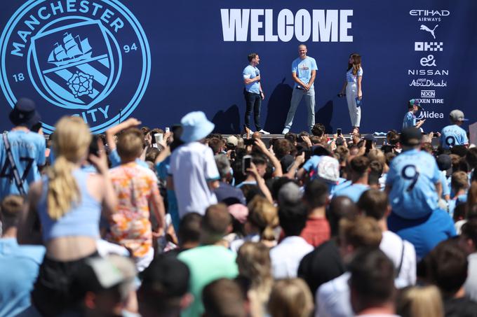 Velika in navdušena množica navijačev na predstavitvi poletnih okrepitev Man Cityja. | Foto: Reuters